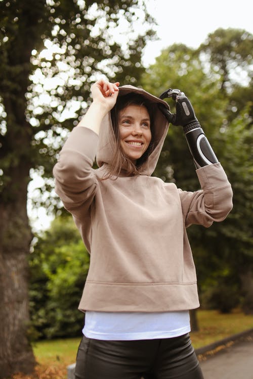 A smiling young woman with a prosthetic hand