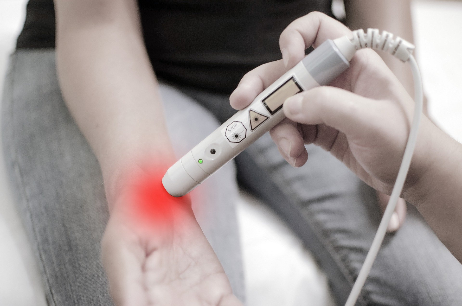 A certified hand therapist inspecting inflammation on the hand