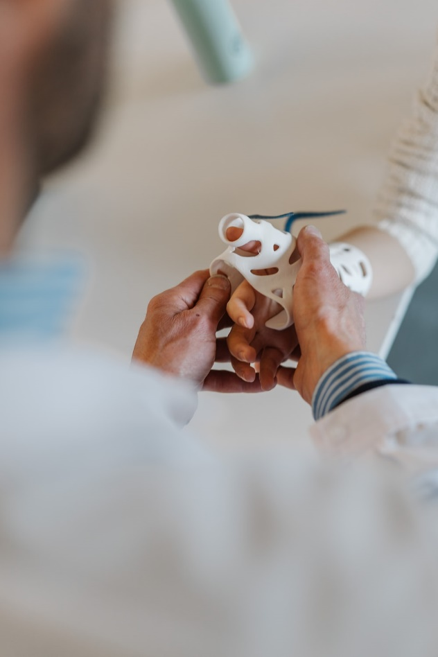 A hand therapist putting a splint on a patient’s hand
